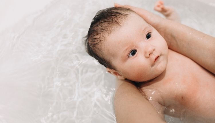 Yeni Doğan Bebek Bakımı ve İlk Banyo